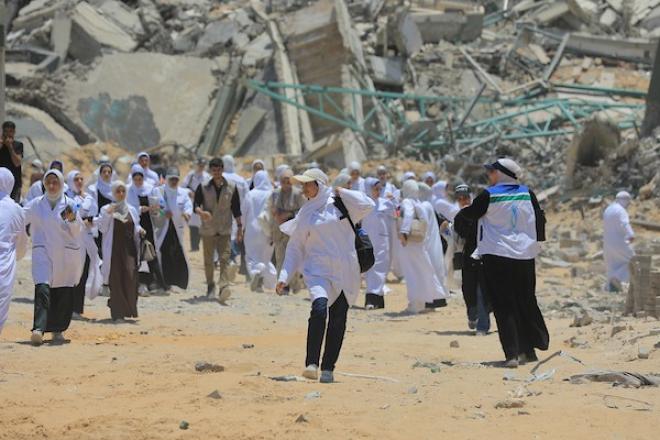 أمام الركام.. طلبة التمريض في غزة يرتدون الأمل