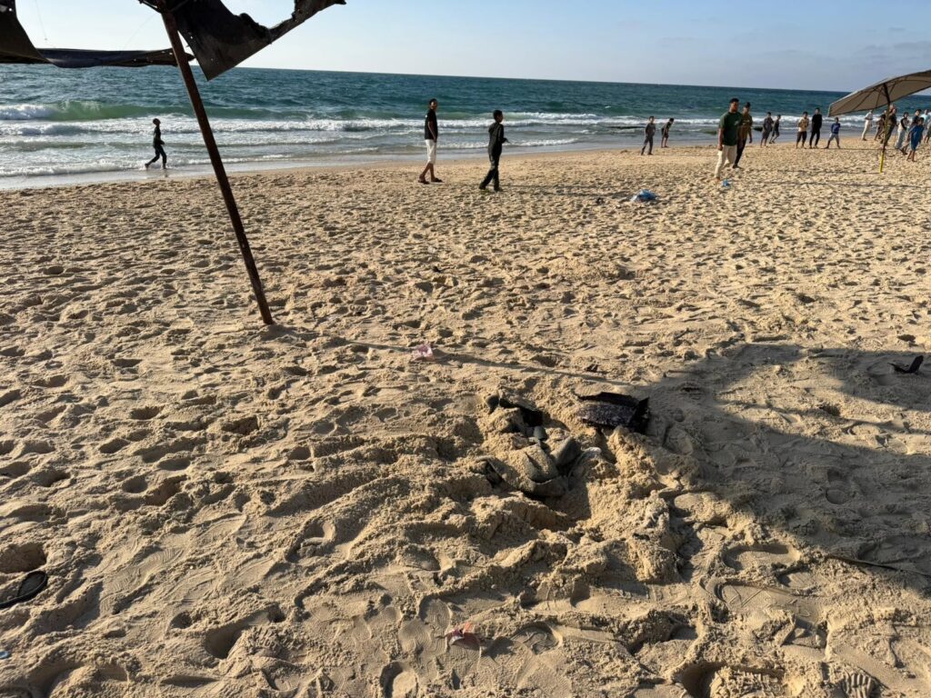 شهيدان ومصابون بقصف إسرائيلي على شاطئ مواصي خانيونس