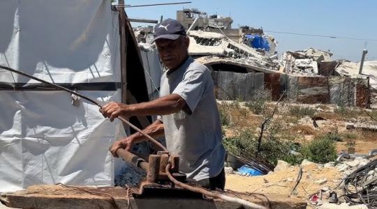 غزة.. صناعة مساكن مؤقتة من بقايا البيوت المدمرة