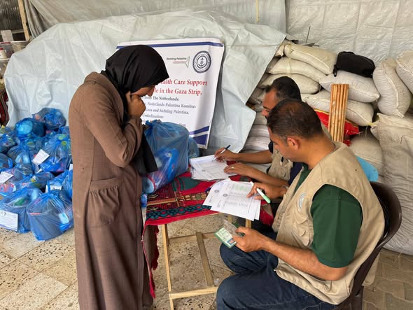 جمعية الملاحين البحريين الفلسطينيين تستمر في توزيع طرود صحية على النازحين والعاملين في القطاع البحري بقطاع غزة