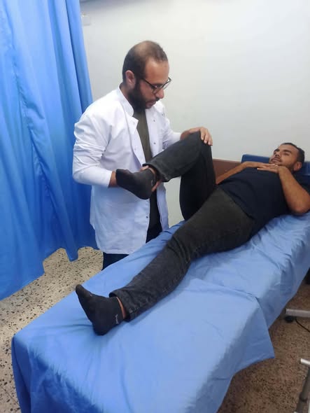 أخصائيو العلاج الطبيعي في مجمع الشفاء صمدوا حتى النفس الأخير وأعادوا القسم بعد تدميره