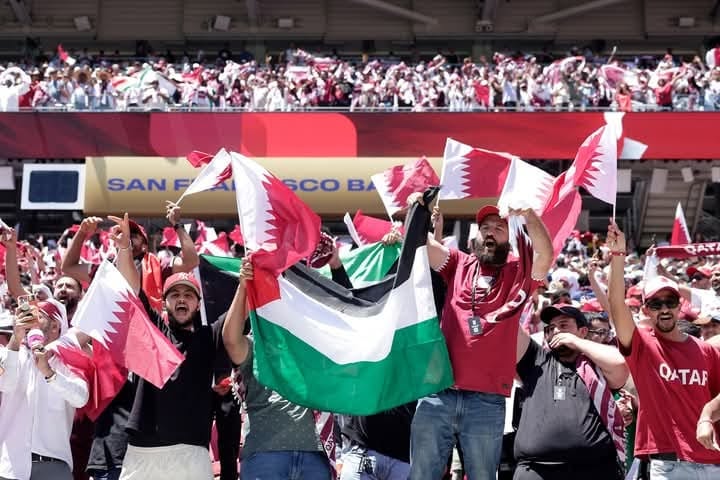 فلسطين حاضرة في المونديال مشجعو قطر يهتفون “الحرية لفلسطين” بعد تعادلها التاريخي مع سويسرا