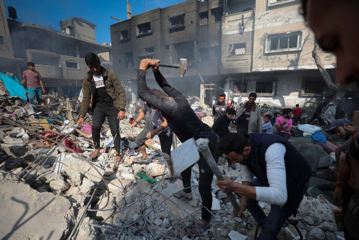 صحيفة: قطاع غزة يتعرض لغزو القوارض بسبب جثث الشهداء تحت الأنقاض