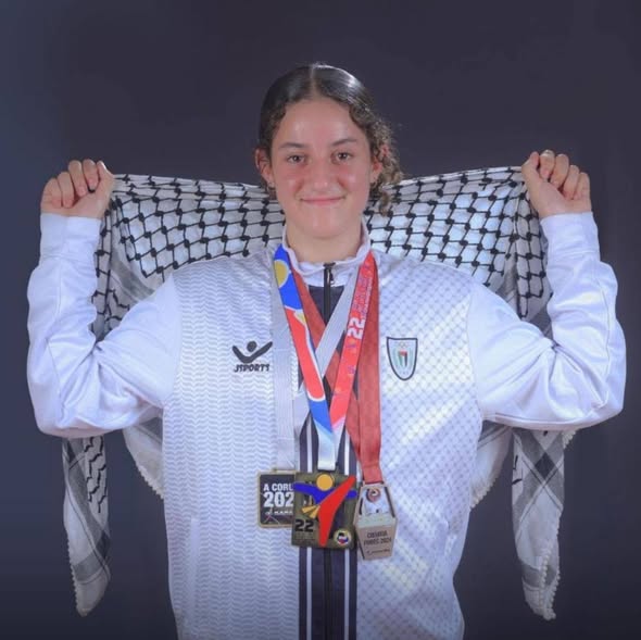 لاعبة الكراتيه الفلسطينية “مريم بشارات” تحصد جائزة أفضل لاعبة عربية في تصنيف “تتويج نيوز