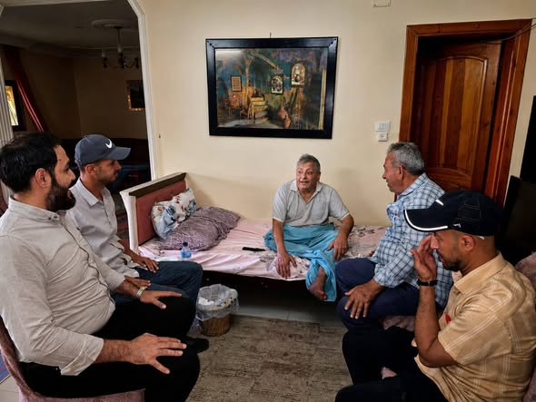 في لفتة وفاء.. التجمع الصحفي الديمقراطي يزور قامة الإعلام الفلسطيني النقيب الأسبق “زكريا التلمس”