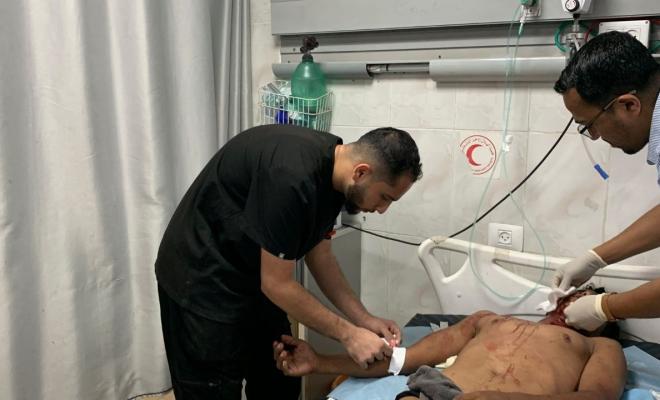 مصابون بقصف طيران الاحتلال شقة سكنية في مدينة غزة