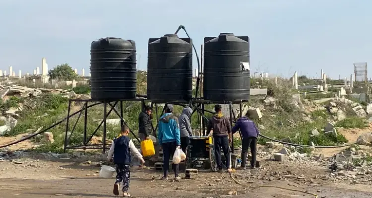 أزمة مياه حادة تهدد حياة مئات الاف النازحين والمواطنين بدير البلح
