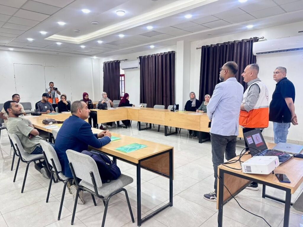 بالتعاون مع جميعة الهلال الأحمر الفلسطيني نقابة الصحفيين الفلسطينيين تفتتح دورة “نشر وتعميم المعلومات والاعلام وتوثيق الطوارئ”