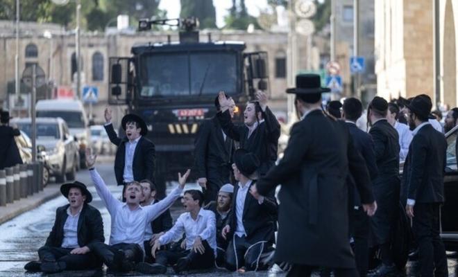 يهود “حريديم” يعطلون طرقا بإسرائيل احتجاجا على اعتقال متهربي التجنيد