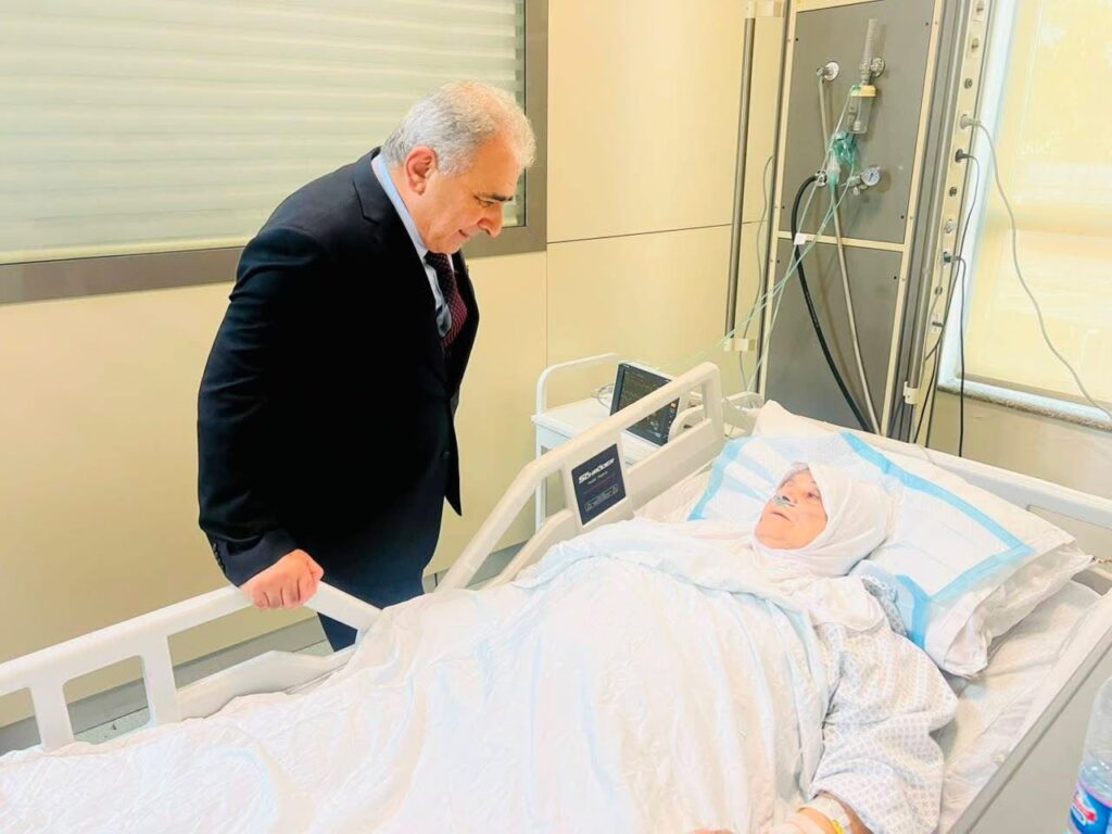 السفير الأسعد يتفقّد مصابي حادث حافلة المعتمرين في مستشفى صيدا الحكومي – التركي