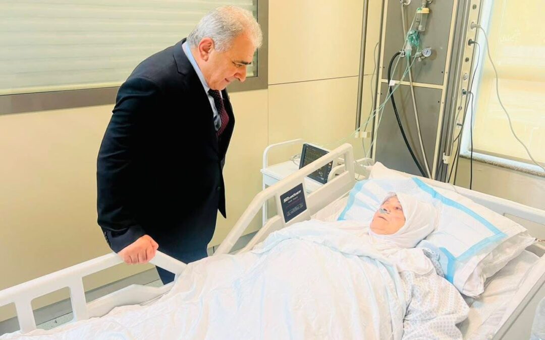 السفير الأسعد يتفقّد مصابي حادث حافلة المعتمرين في مستشفى صيدا الحكومي – التركي