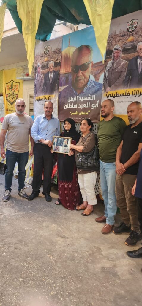 وفد من التجمع الوطني لأسر شهداء فلسطين في لبنان يكرّم الماظة دهشة “أم العبد سلطان” ويطمئن على صحتها