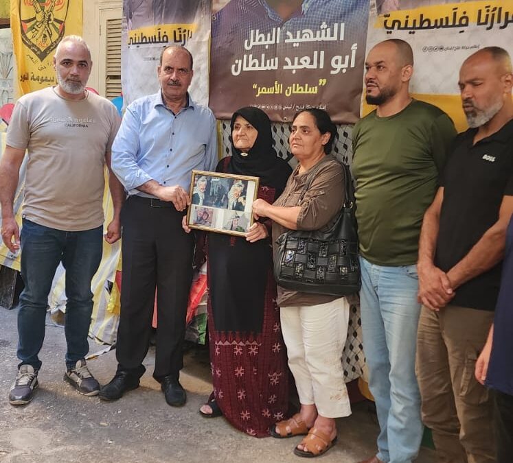 وفد من التجمع الوطني لأسر شهداء فلسطين في لبنان يكرّم الماظة دهشة “أم العبد سلطان” ويطمئن على صحتها