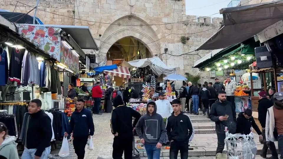 القدس تشهد انتعاشاً اقتصادياً وسط حالة من الهدوء.. والتجار يأملون باستمرارها لتعزيز الحركة التجارية والسياحية