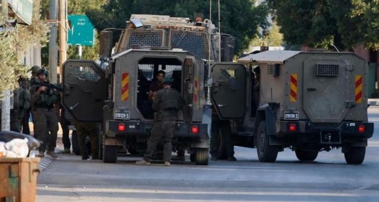 اقتحامات واعتقالات واسعة في الضفة.. قوات الاحتلال تصعد مداهماتها والمستوطنون يهاجمون بلدات فلسطينية