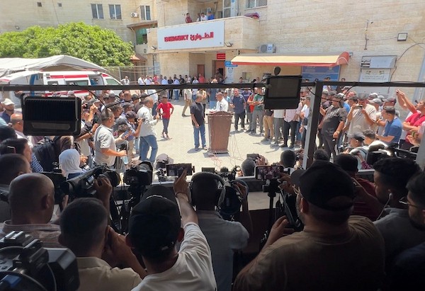 هل طوت «حماس» صفحة الحكم فعلاً أم بدأت معركة «اليوم التالي»؟ حلّ إدارة غزة يفتح باب التسليم ويصطدم بعقدة السلاح والانسحاب