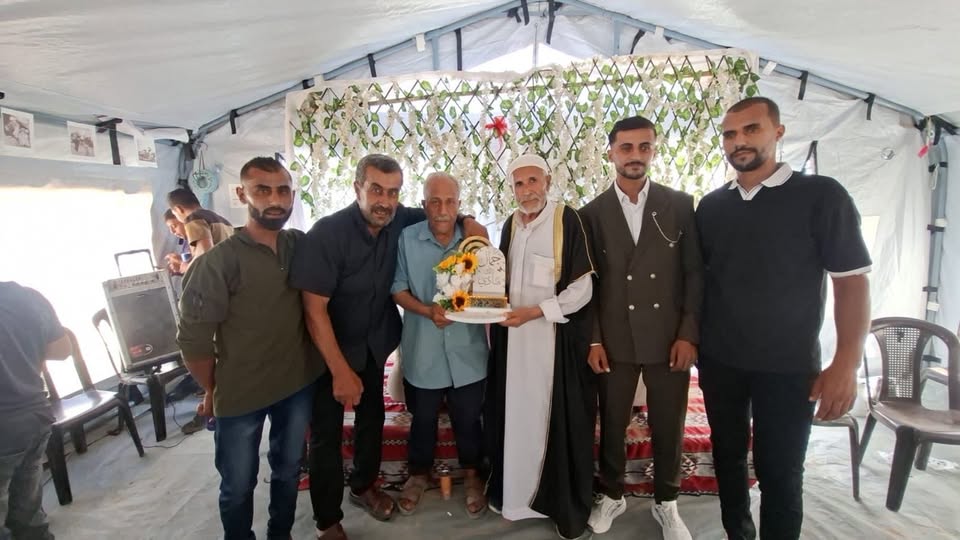 إدارة المخيم المصري 17 الزهراء،يقدمون تهانيهم لعضو اللجنة الإعلامية في المخيم بمناسبة خطوبته