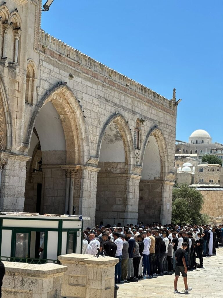 70 ألفا يؤدون صلاة الجمعة في المسجد الأقصى