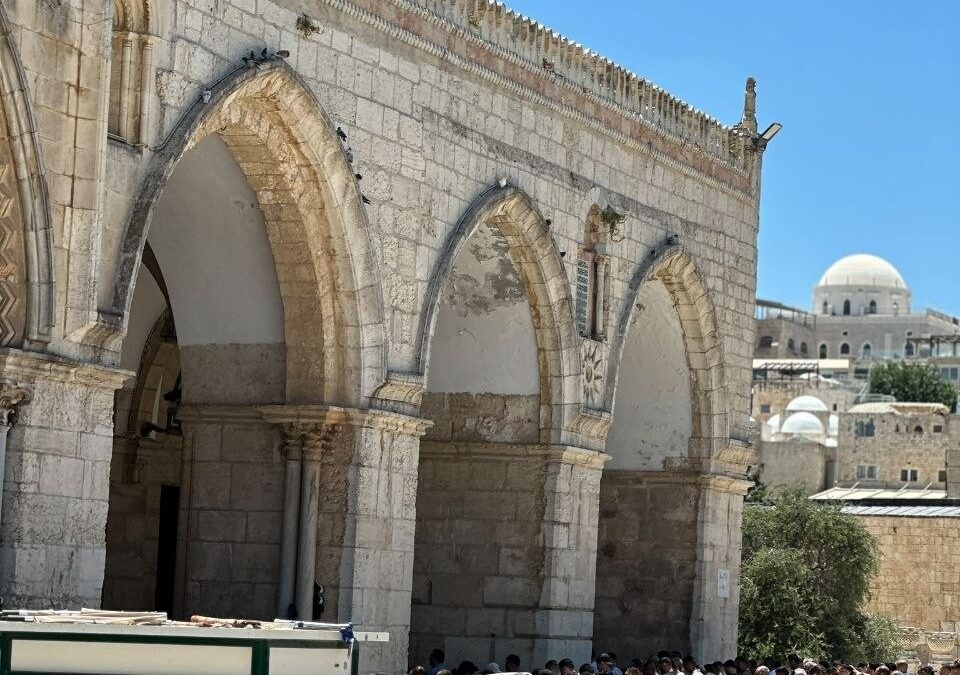 70 ألفا يؤدون صلاة الجمعة في المسجد الأقصى