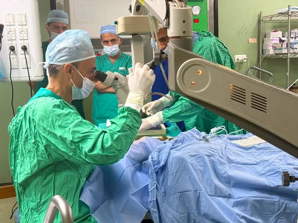 مجمع ناصر الطبي ينجح في زراعة قرنية للطفلة نور عامر