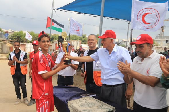 الهلال الأحمر الفلسطيني ينظم بطولة كروية للأطفال في قطاع غزة.