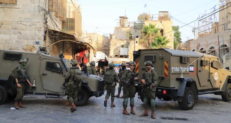 تصعيد واسع لـ”جيش” الاحتلال في الضفة الغربية.. اقتحامات واعتقالات تمتد من نابلس إلى الخليل ورام الله وجنين