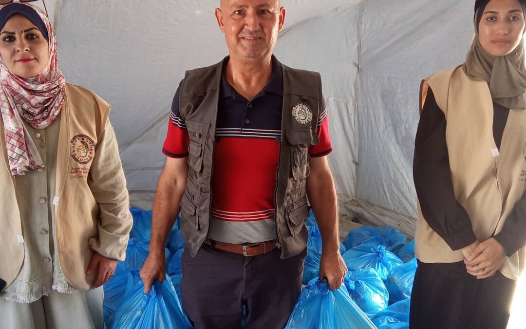 هيئة فلسطين العربية للإغاثة والتنمية الأهلية تنفذ توزيع طرود غذائية مقدمة من الهلال الأحمر التركي على مخيمات النازحين غرب قطاع غزة