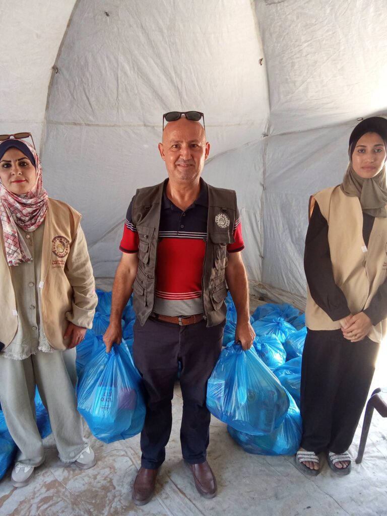 هيئة فلسطين العربية للإغاثة والتنمية الأهلية تنفذ توزيع طرود غذائية مقدمة من الهلال الأحمر التركي على مخيمات النازحين غرب قطاع غزة