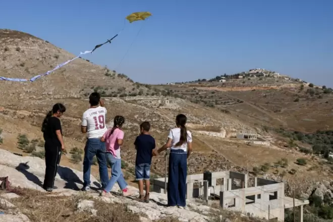 بإطلاق طائرات ورقية في أجواء قريتهم… فلسطينيون “يثبّتون جذورهم” في مواجهة الاستيطان