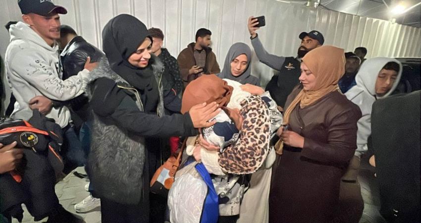 مركز حقوقي: الاحتلال يمنع مئات العالقين من العودة لغزة ويحوّل حقهم إلى “امتياز” مرهون بقراراته