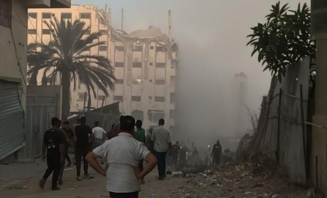 طائرات الاحتلال تدمر مسجداً في مدينة غزة وتحدث أضراراً بخيام النازحين