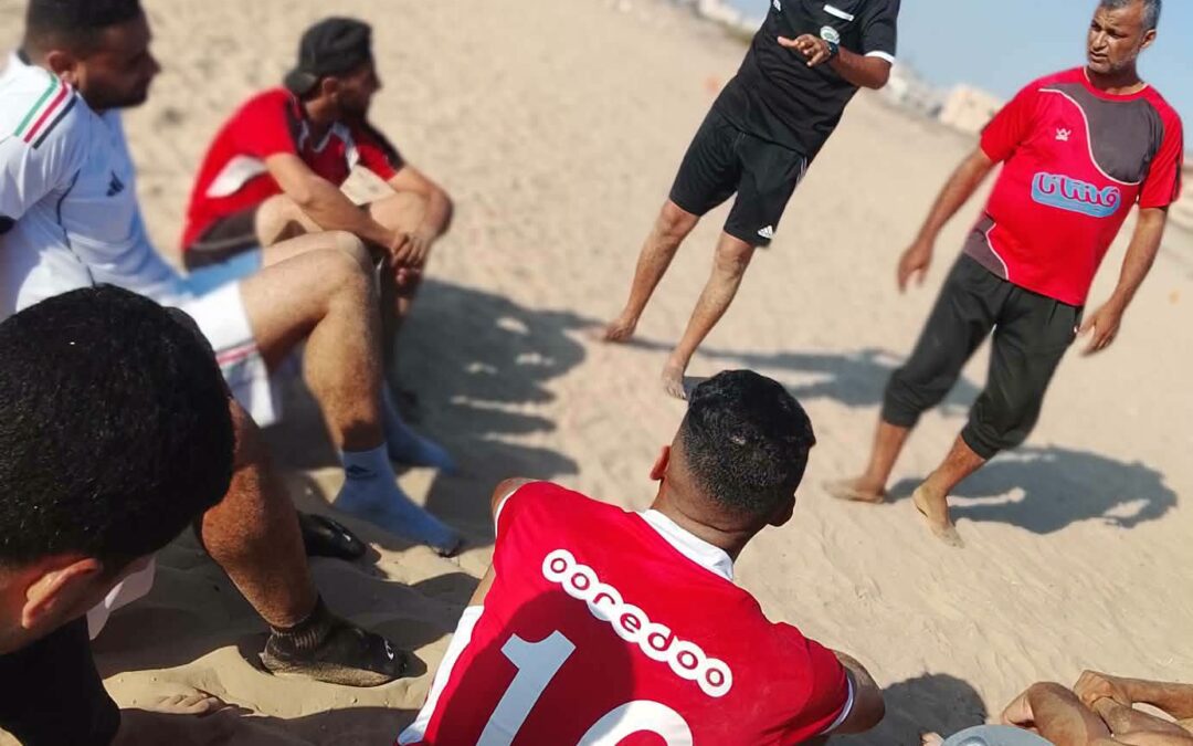 استعدادا لانطلاق البطولة السابعة لكرة القدم الشاطئية الحكم ابو مصطفي يشارك في تدريبات شباب خانيونس