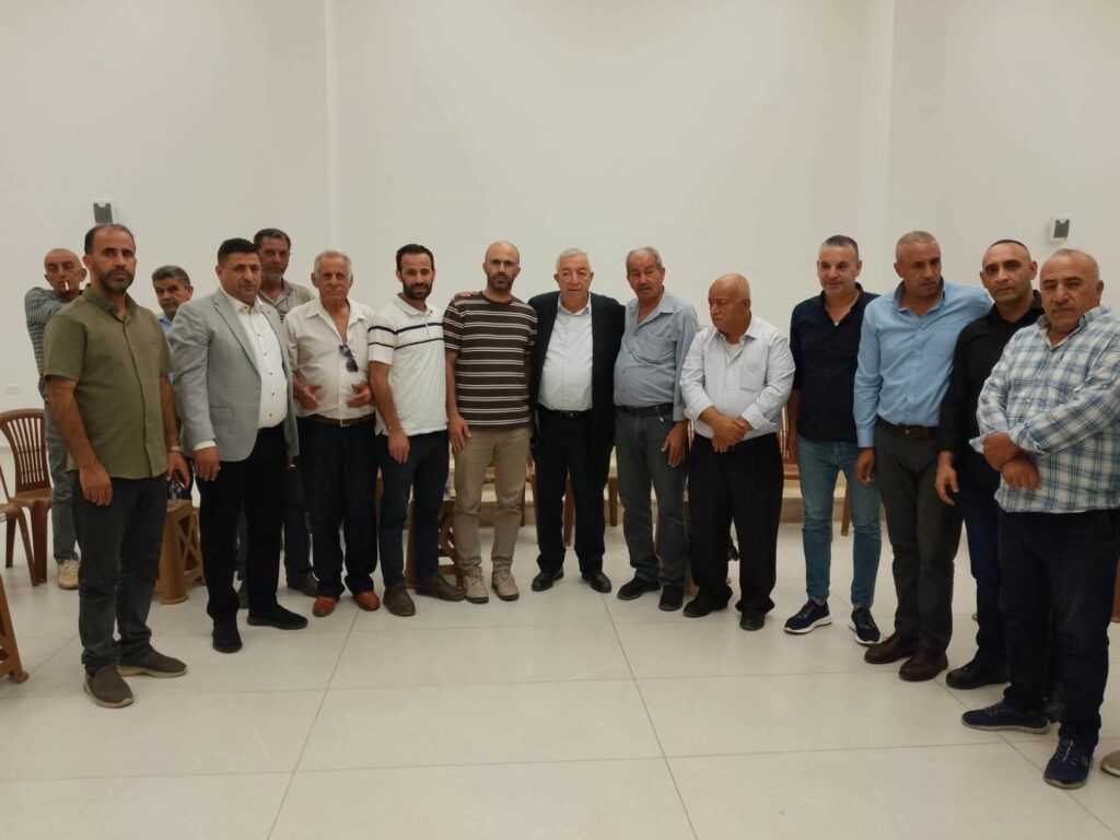 عضو اللجنة المركزية لحركة فتح محمود العالول على رأس وفد من الحركة، يقدّم واجب العزاء في طوباس وجنين إلى آل جابر وآل خازم.