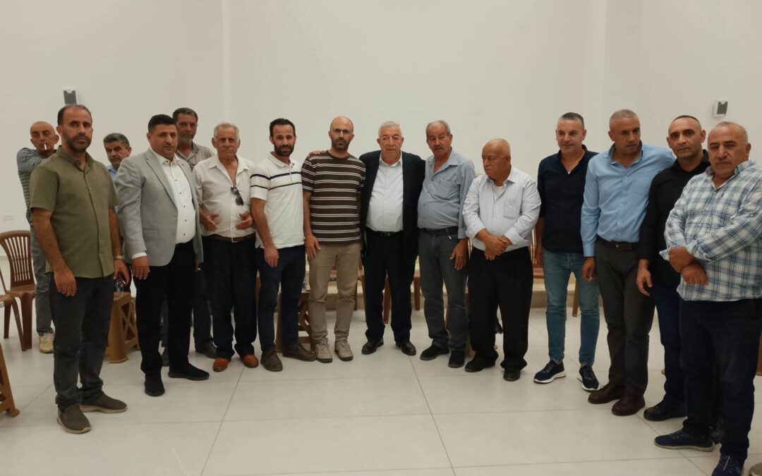 عضو اللجنة المركزية لحركة فتح محمود العالول على رأس وفد من الحركة، يقدّم واجب العزاء في طوباس وجنين إلى آل جابر وآل خازم.