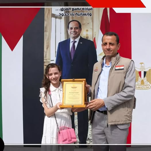 المدير التنفيذي للجنة المصرية يقدم شهادة شكر وتقدير للطفلة نسرين سكيك
