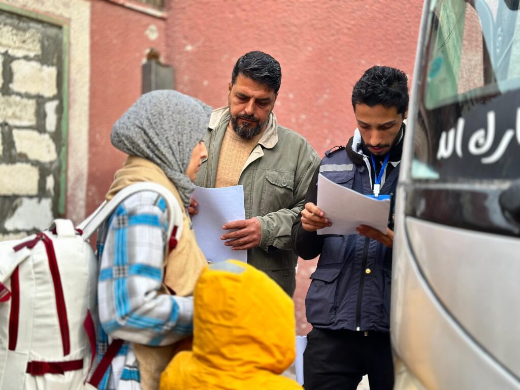 الهلال الأحمر : إجلاء 32 مريضا و39 مرافقا للعلاج خارج غزة عبر معبر رفح