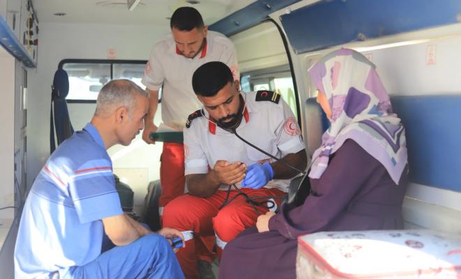 إجلاء 25 مريضًا و32 مرافقًا للعلاج خارج غزة عبر معبر رفح بواقع 57 شخصًا