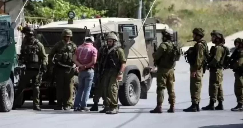 الاحتلال يشن حملة اقتحامات واعتقالات في عدة محافظات بالضفة