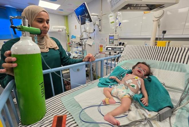 تعطل محطات الأكسجين يفاقم المخاطر الصحية على المرضى في قطاع غزة