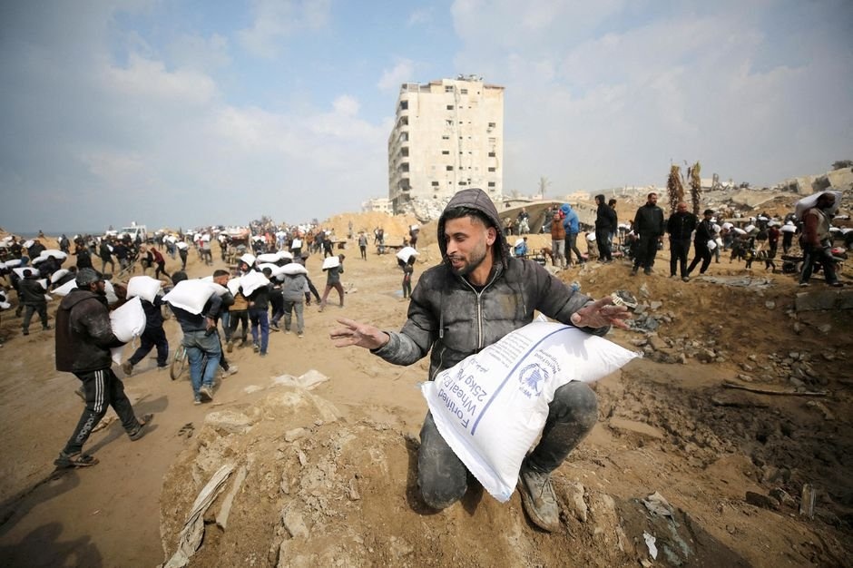 الأمن يبدأ من الرغيف.. من يحمي الفلسطيني حين يصبح الجوع سياسة والراتب دَيْنا؟