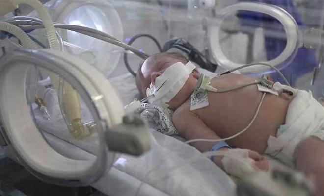 الصحة: توقف محطات الأكسجين يهدد حياة عشرات المرضى والأطفال بغزة