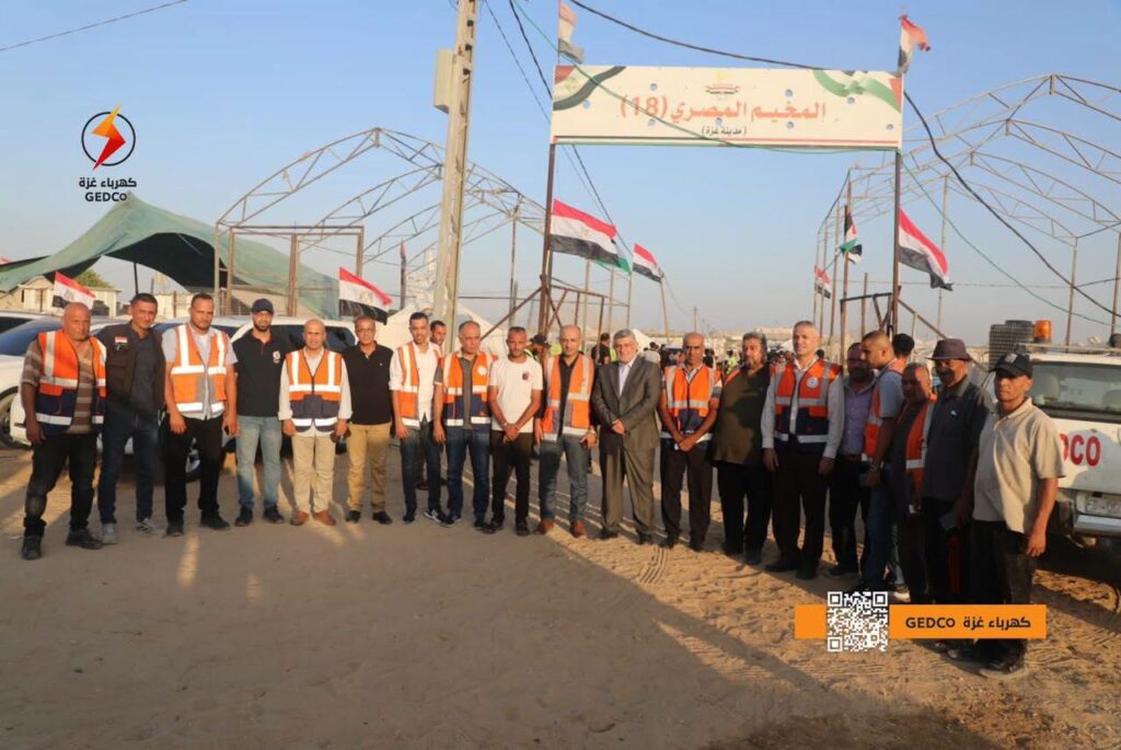 كهرباء غزة واللجنة المصرية تدشنان مشروع إنارة مخيم الحرية المصري (18)
