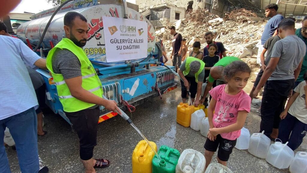 الفرق الميدانية لهيئة الاغاثة الانسانية التركية تواصل ضخ وتوزيع المياه الصالحة للشرب عبر الصهاريج ومحطات التحلية المتنقلة