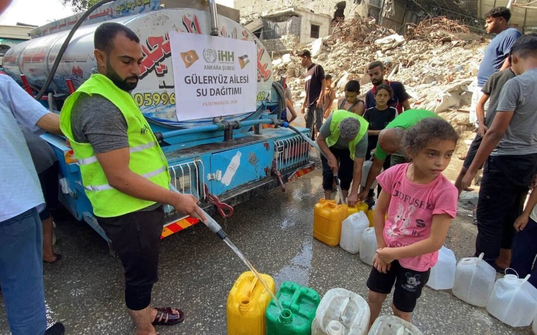 الفرق الميدانية لهيئة الاغاثة الانسانية التركية تواصل ضخ وتوزيع المياه الصالحة للشرب عبر الصهاريج ومحطات التحلية المتنقلة
