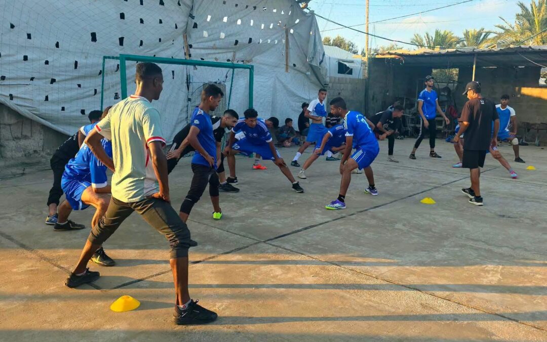 الفريق الأول بنادي شباب رفح الرياضي يواصل تدريباته بقيادة الجهاز الفني والإداري الجديد.                                بقيادة  الكابتن / محمد ابودان.