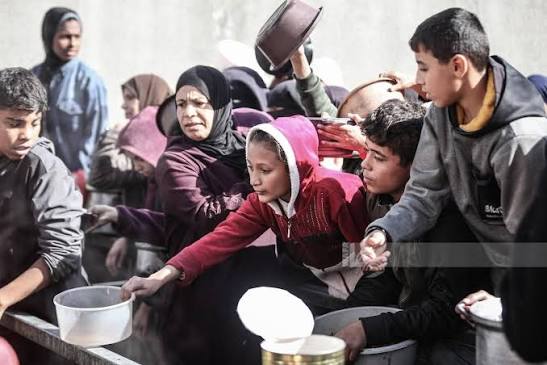 نازحو المخيم المصري 18 بنتساريم يعبرون عن شكرهم وتقديرهم لادارة مخيمهم لتقديم تكية يومية لهم