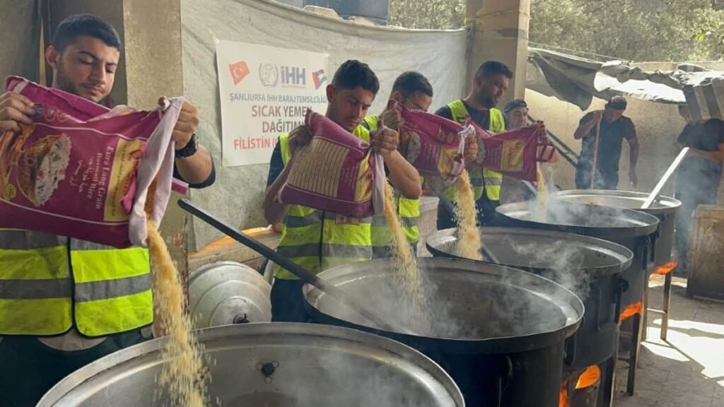 هيئة الإغاثة (İHH) في شانلي أورفا تقوم بتوزيع الخبز والوجبات الساخنة على العائلات المتعففة في غزة