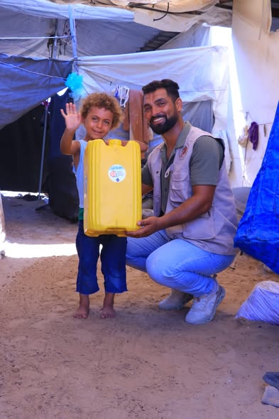 جمعية العطاء الخيرية توزّع 1,000 قالون أصفر في وسط قطاع غزة وخانيونس
