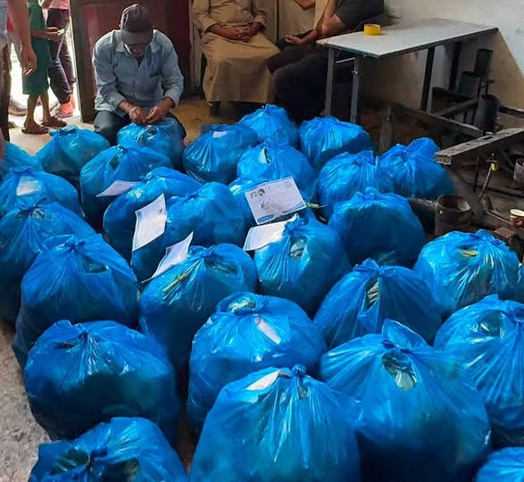 جمعية الملاحين البحريين الفلسطينيين  توزع سلال خضار وفاكهة على اسر النازحين والعاملين في القطاع البحري بقطاع غزة