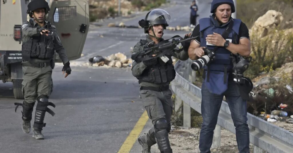 النقابة: احتجاز الصحفيين ومنعهم من التغطية يهدف لحجب الحقيقة والأدلة على جرائم الاحتلال